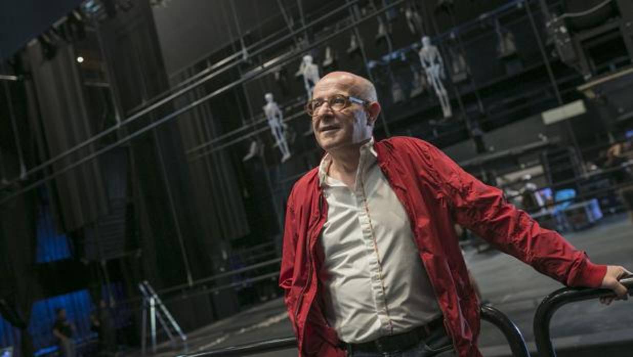 Manuel Llanes en el patio de butacas del teatro