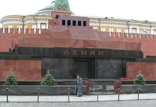 El mausoleo de Lenin, construido en mármol rojo y granito, en la plaza Roja de Moscú