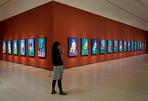 Una joven, en la sala de mil metros cuadrados del Guggenheim de Bilbao donde cuelgan los 82 retratos de Hockney