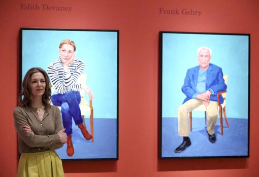 La comisaria de la exposición, Edith Devanay, junto a su retrato. A la derecha, Frank Gehry, pintado por Hockney