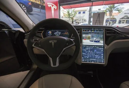 Panel de control del Tesla 85D. Ocho cámaras ofrecen una visión de 360 grados alrededor del coche. El primer paso para un vehículo 100% autónomo