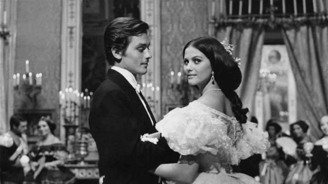 «El Gatopardo» fue llevada al cine por Visconti en 1963 con Burt Lancaster, Alain Delon y Claudia Cardinale, que protagonizaron el famoso baile (en la imagen)