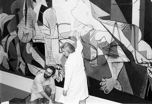 Restauradores del MoMA tratan de eliminar las palabras que escribió Tony Shafrazi en espray rojo en el «Guernica» en 1974: «Kill lies all» (Matad todas las mentiras)