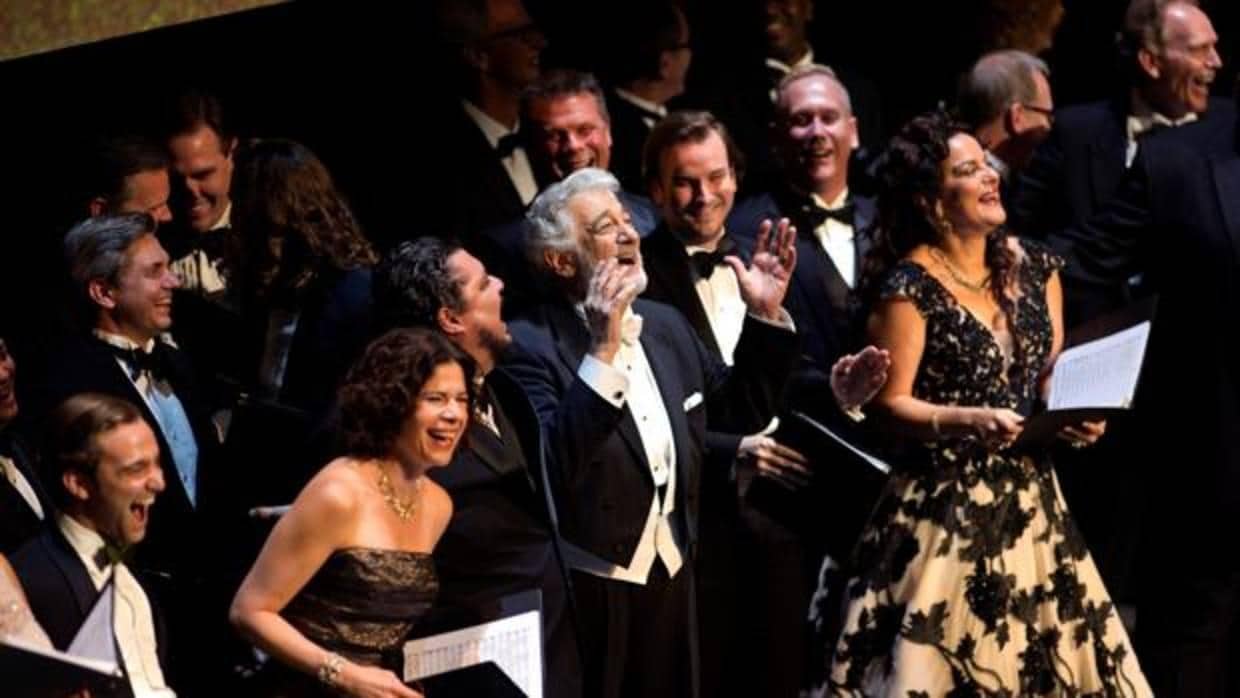 Plácido Domingo, durante el homenaje, rodeado de cantantes