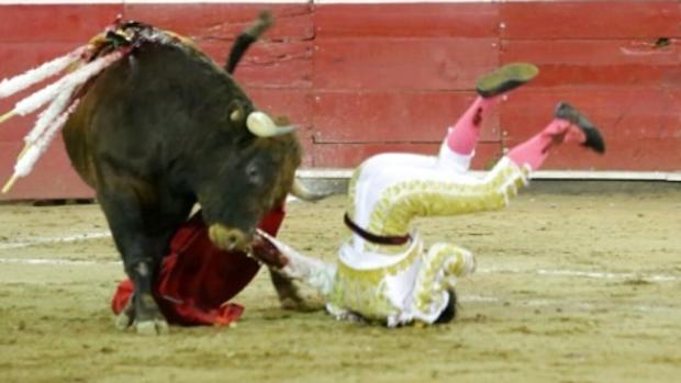 Cornada en el escroto a Adame y triunfo de Roca en Querétaro