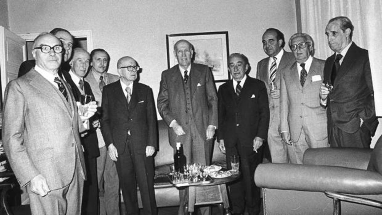 Aleixandre en Velintonia con amigos como Julián Marías, Dámaso Alonso, Gerardo Diego, Buero Vallejo o Manuel Halcón tras recibir el Premio Nobel