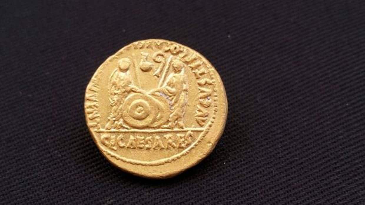 Fotografía facilitada por el Ministerio de Antigüedades egipcio de la moneda romana de la época del emperador Octavio Augusto encontrada en uno de los barcos naufragados.