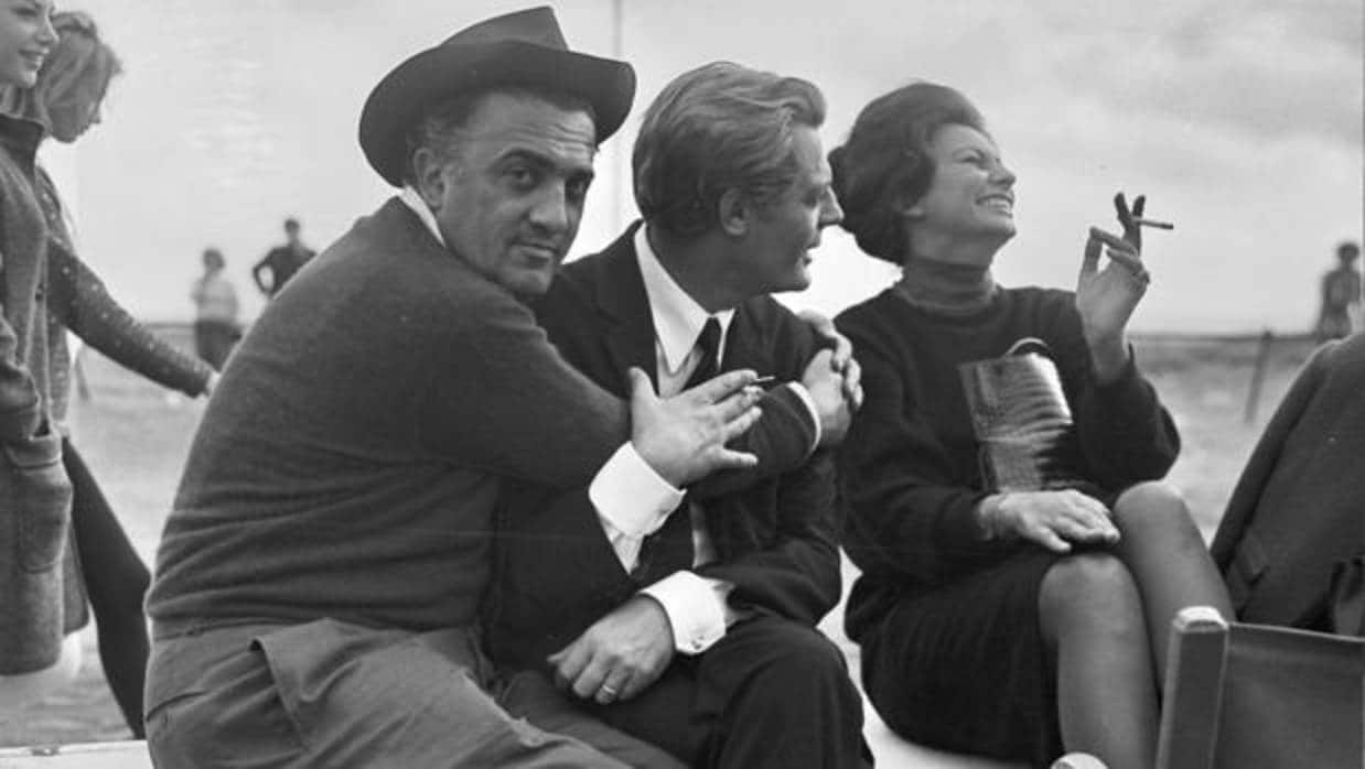 Fellini abrazado a Marcello Mastroiani junto a una risueña Sofia Loren