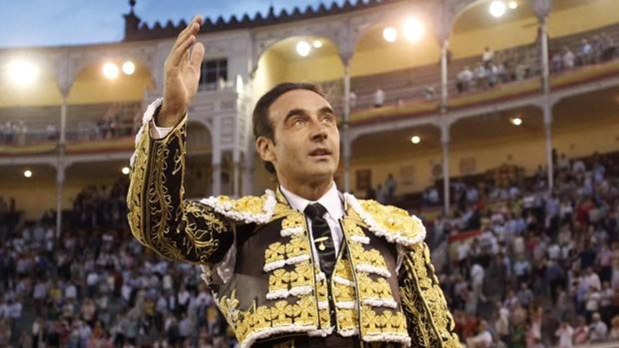 Enrique Ponce, a hombros en Las Ventas