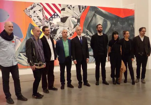 Juan Ignacio Vidarte (c), director del museo, posa con algunos artistas de la exposición