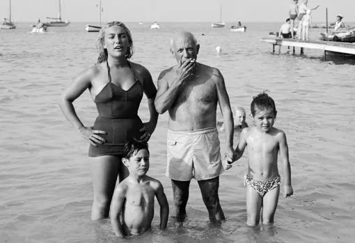 Picasso con sus hijos Maya, Claude y Paloma en la playa. Golfe-Juan, 1953
