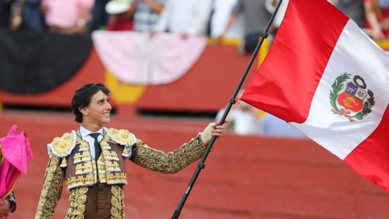 Andrés R oca Rey da la vuelta al ruedo con la bandera de Perú