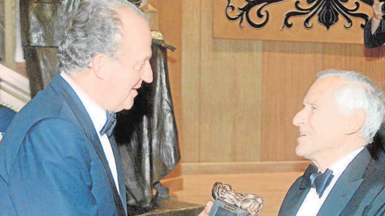 Don Juan Carlos entrega a Jean d’Ormesson el Premio Luca de Tena en la Casa de ABC