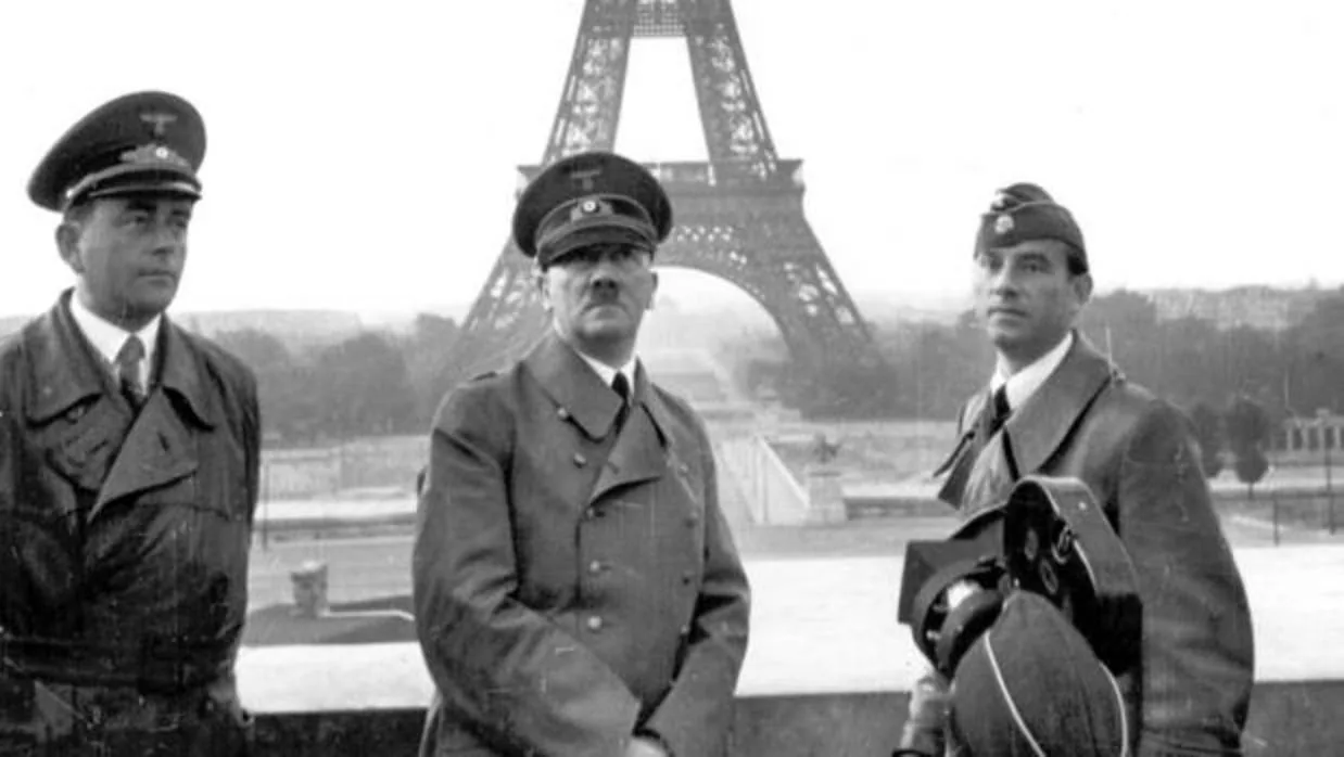 Hitler, posa con el arquitecto Albert Speer (izquierda) y el escultor Arno Breker, en frente de la torre Eiffel