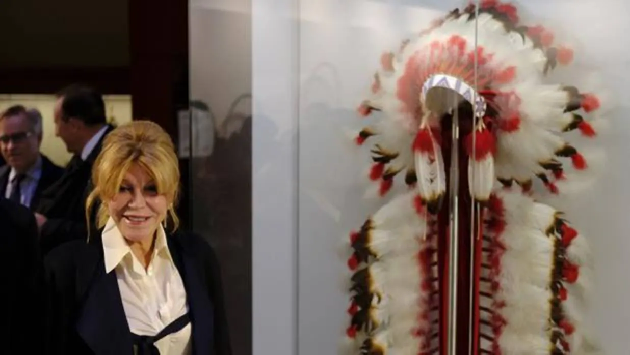 La baronesa Thyssen, junto al tocado de plumas indio que ha donado al Museo Nacional de Antropología