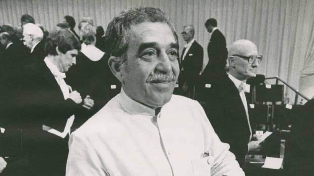 Gabo muestra su medalla después de la ceremonia del Premio Nobel en 1982