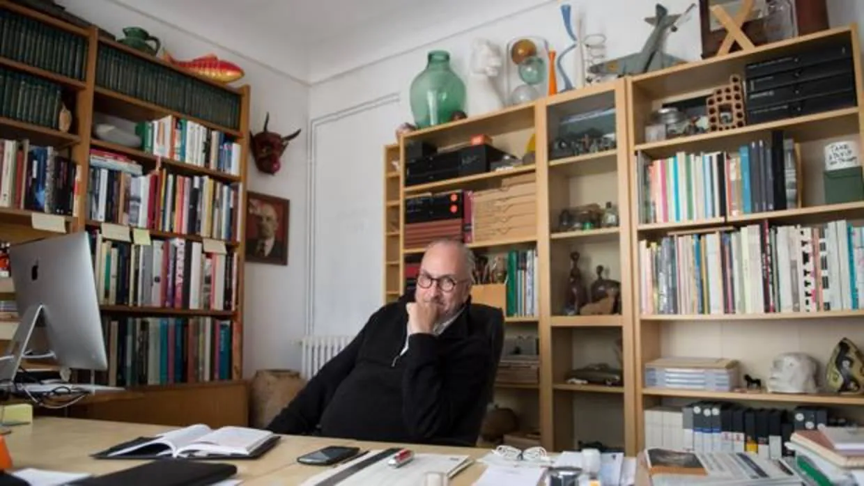 Francesc Torres en su casa-estudio en Barcelona
