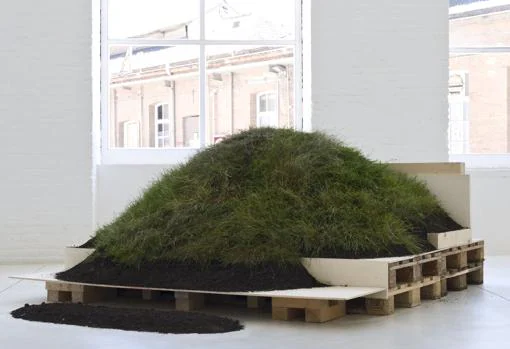 «Grass Grows» (2012). Tierra, madera y hierba controlada numéricamente