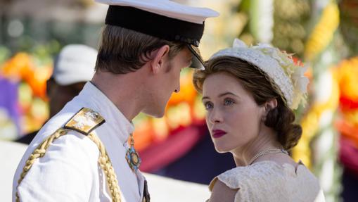 Claire Foy y Matt Smith tensan la monarquía en «The Crown»