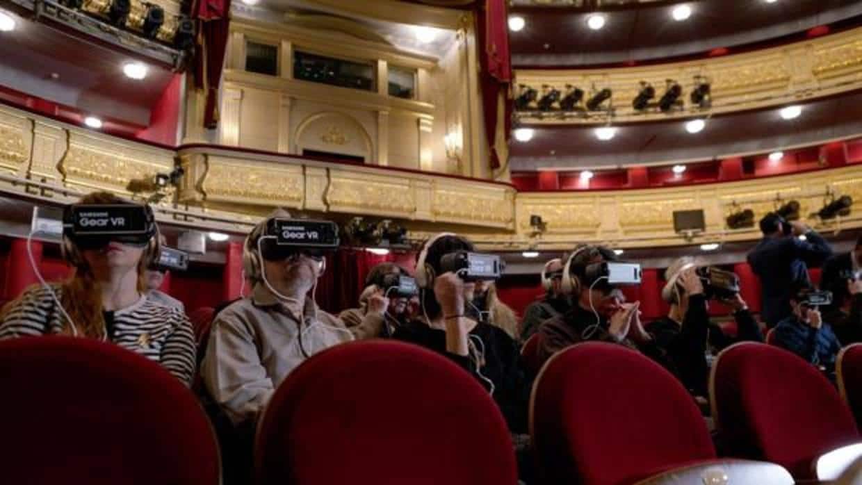 Varias personas, con las gafas de realidad virtual, en el patio de butacas del Teatro Real