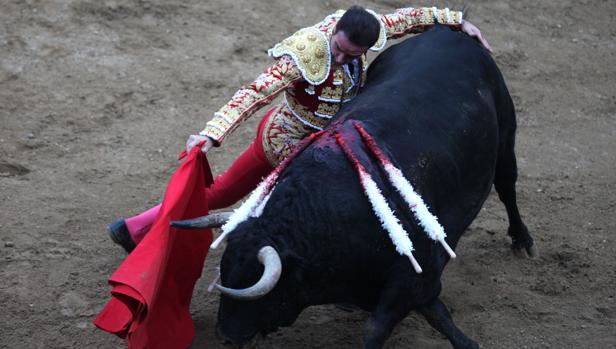 Artística faena de Enrique Ponce, amo y señor en Cali