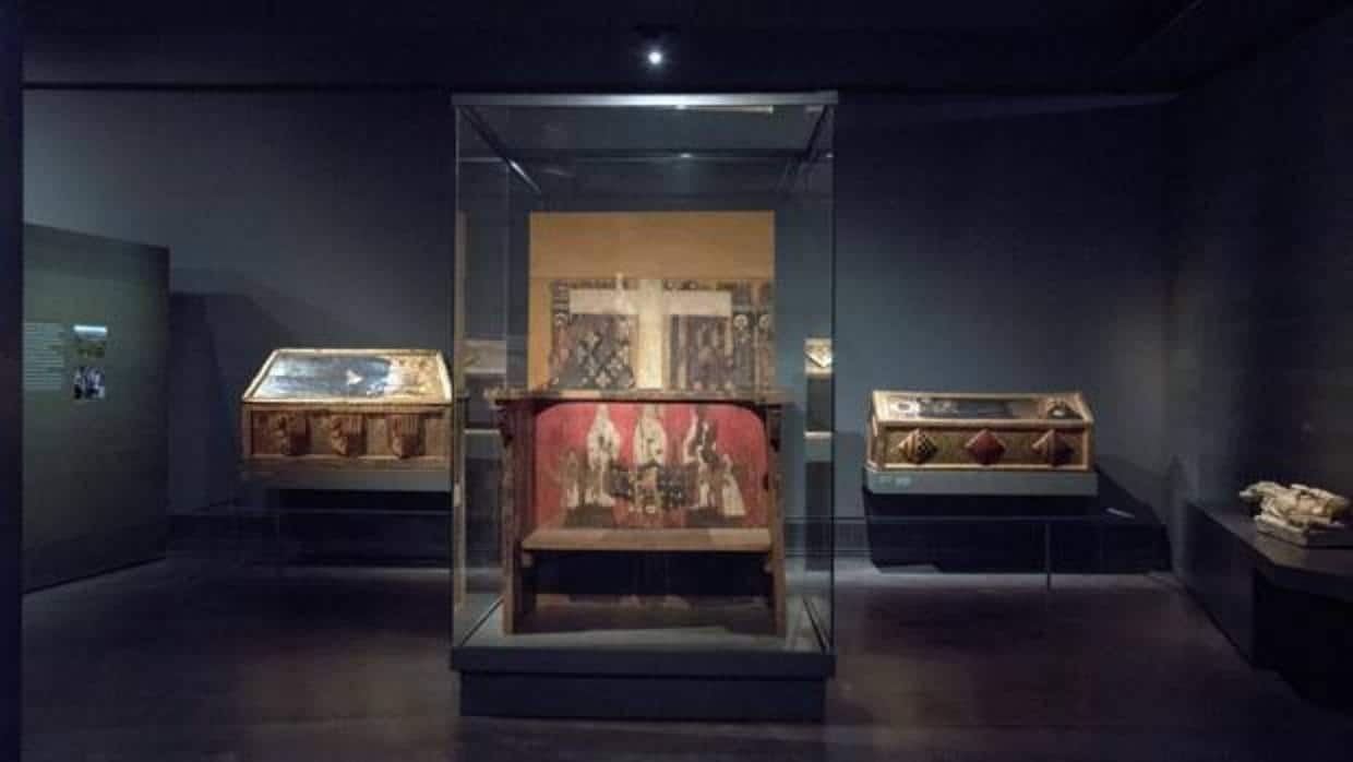 Vista de las cajas sepulcrales y trono de Blanca de Aragón y Anjou en el Museo Diocesano de Lleida, donde se encuentran las 44 piezas del «tesoro de Sijena»