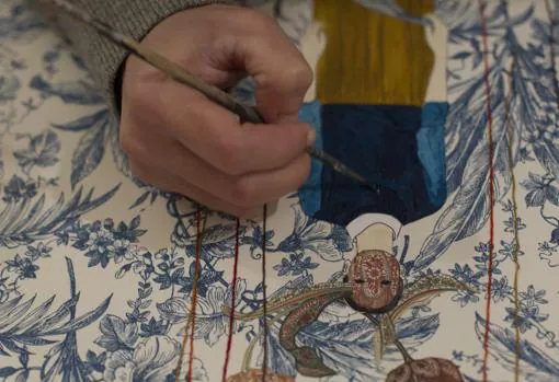 La artista remata uno de sus dibujos sobre una tela