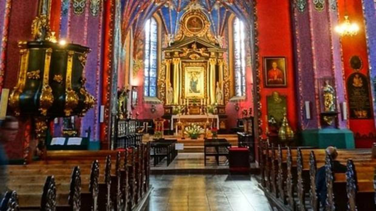 Descubren un antiguo tesoro de monedas y joyas oculto en una catedral polaca