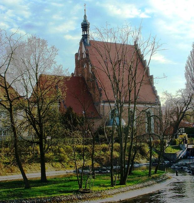 Encuentran un valioso tesoro escondido dentro de una caja de madera en una catedral de Polonia