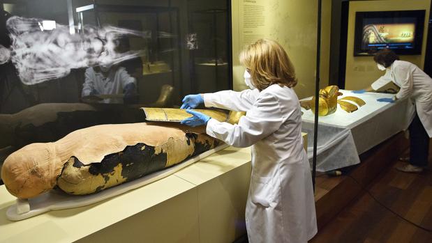 Descubren la lista de la compra del antiguo Egipto en los papiros que envuelven a las momias