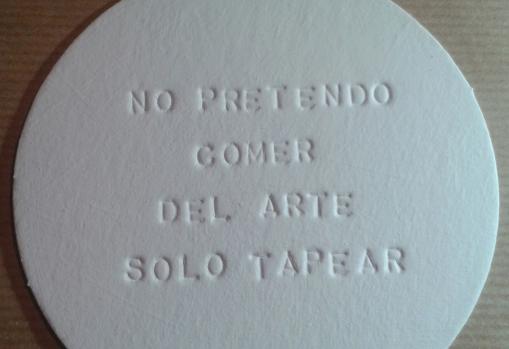 «No pretendo comer del arte solo tapear» (2014). Obra de la serie «Posabesos»