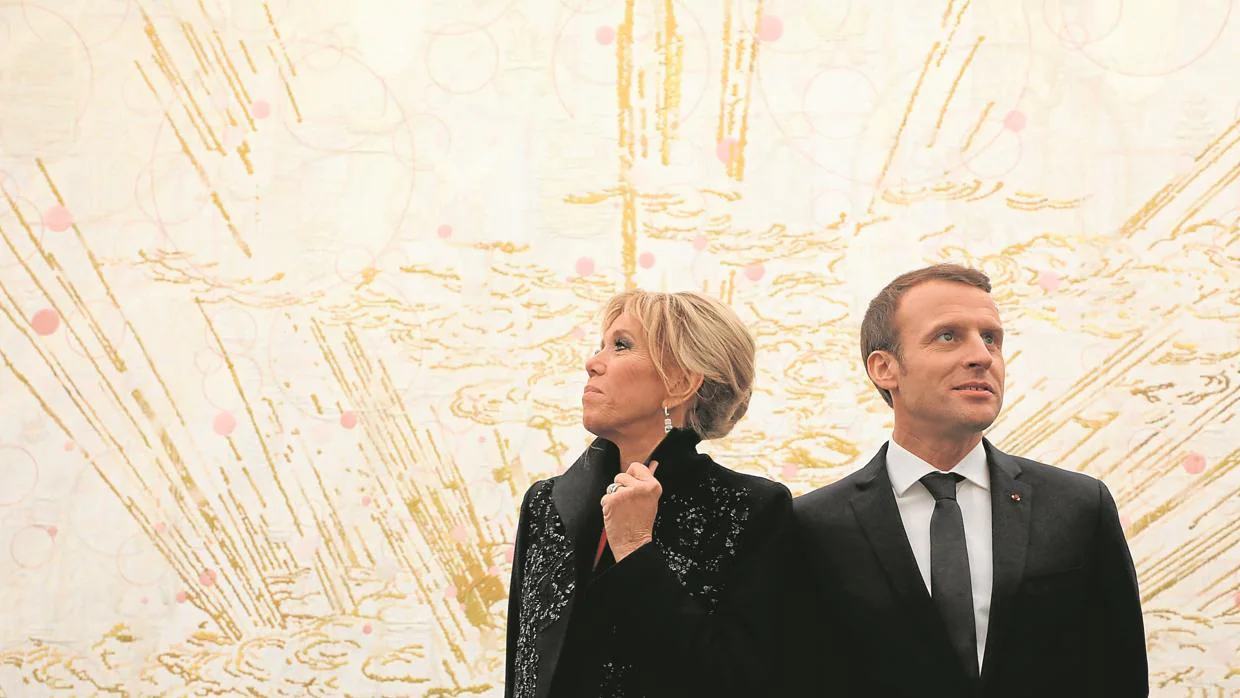 Brigitte y Emmanuel Macron visitaron ayer un museo de arte contemporáneo en Pekin