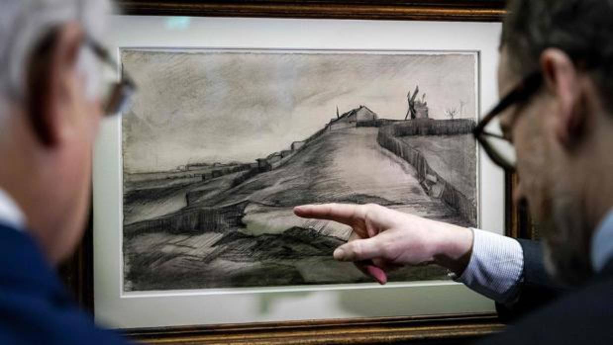 Expertos observan el dibujo «La colina de Montmartre con una cantera», de Van Gogh