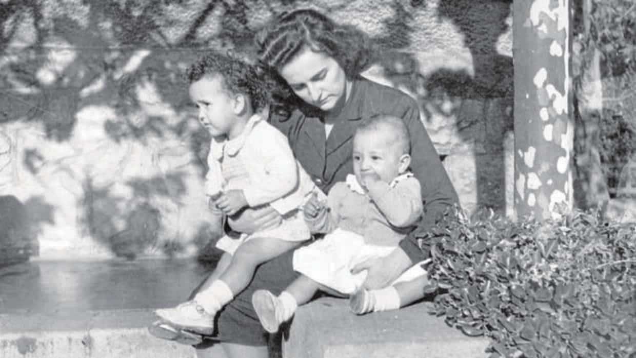 María Teresa Ybarra Villabaso sujeta en brazos a su hijo, Javier Ybarra Ybarra