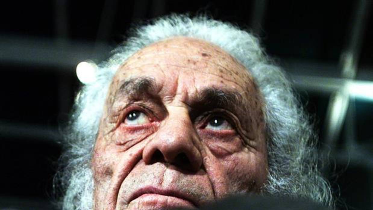 Nicanor Parra posa en su casa en Las Cruces (Chile), donde pasó los últimos años de su vida