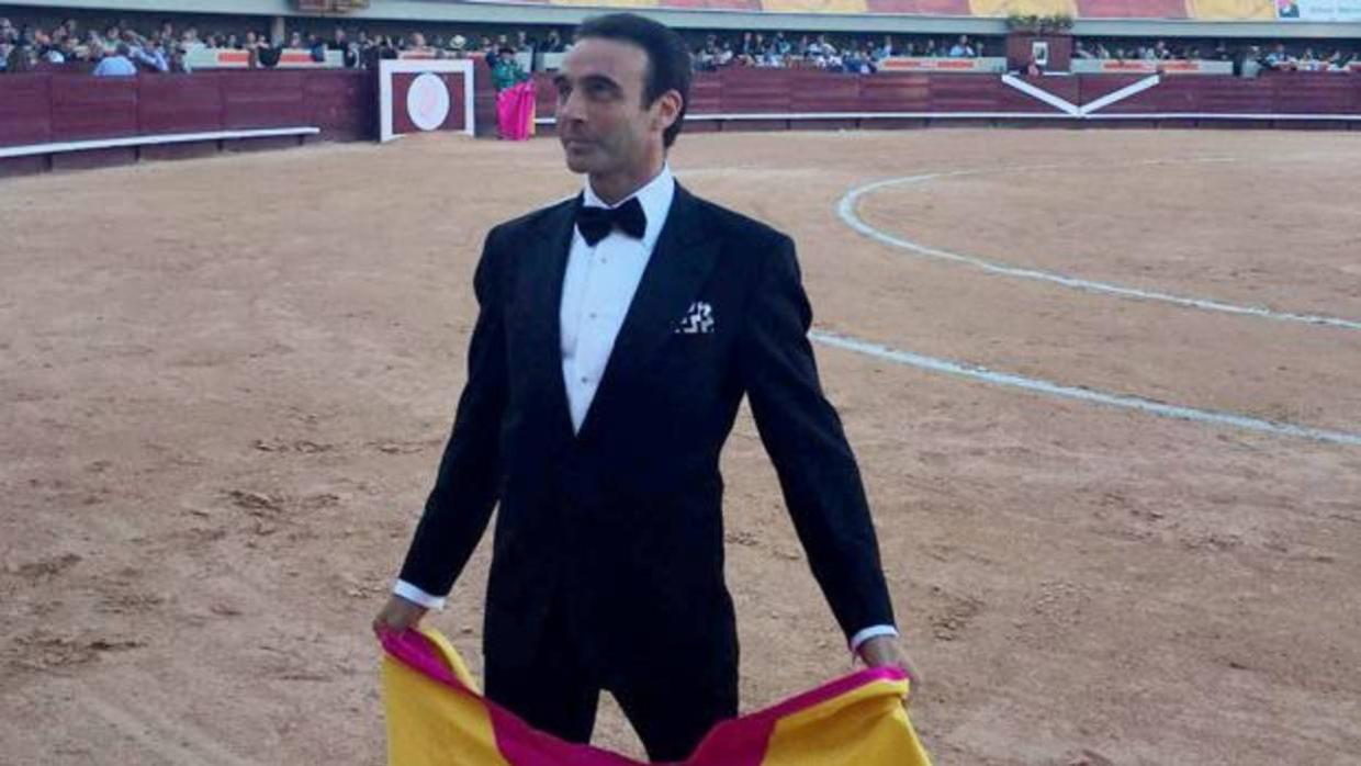 Enrique Ponce, de esmoquin en Istres