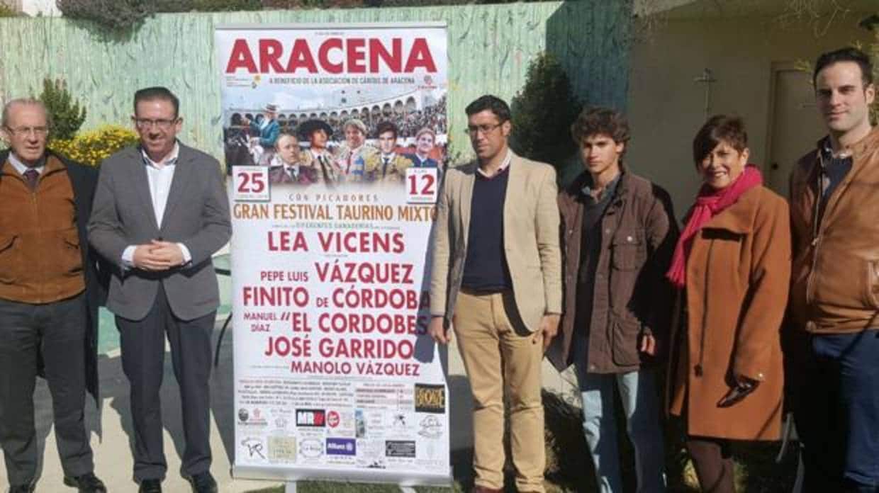El novillero Manolo Vázquez junto al alcalde de Aracena en la presentación del cartel -