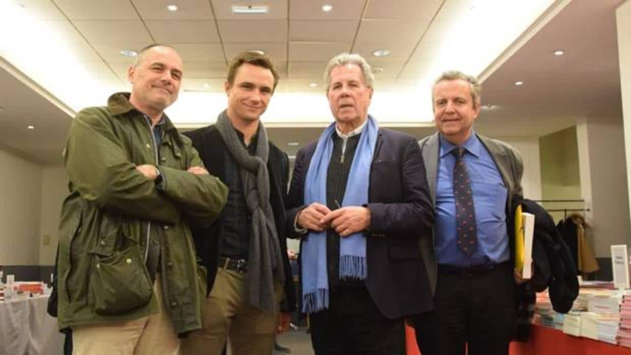 Juan Bautista (segundo por la izquierda) asistió al estreno del Salón de la Biografía de Francia