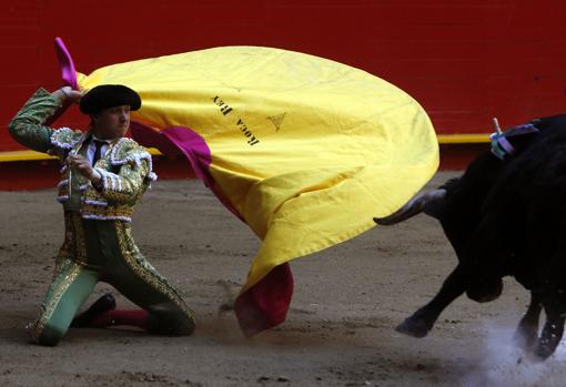 Roca Rey, en una larga cambiada de rodillas