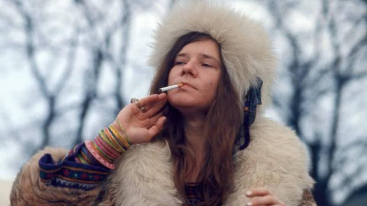 Janis Joplin posa fumando un cigarro en Dinamarca