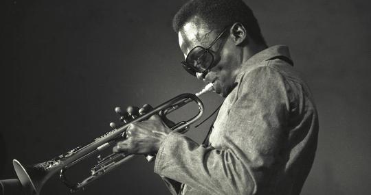 Miles Davis, músico de jazz, junto a su trompeta durante un concierto