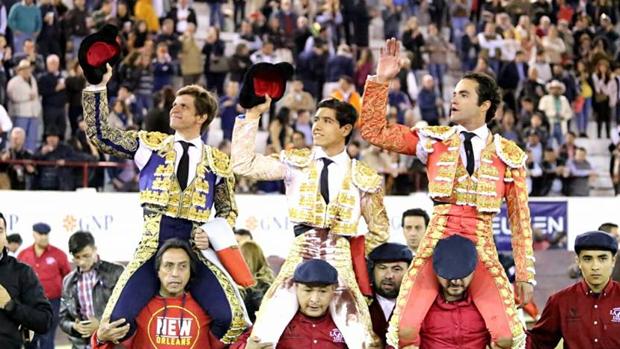 El Juli, Juan Pablo y Luis David, a hombros en León