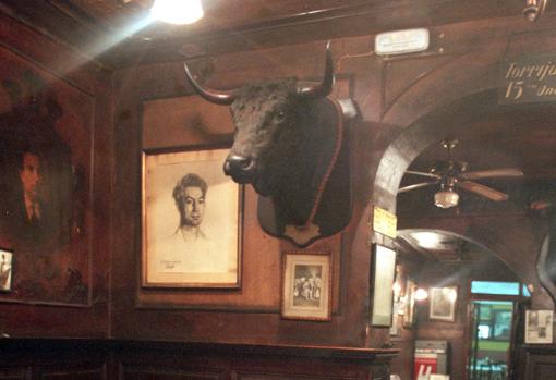 La taberna, con cabezas de toros