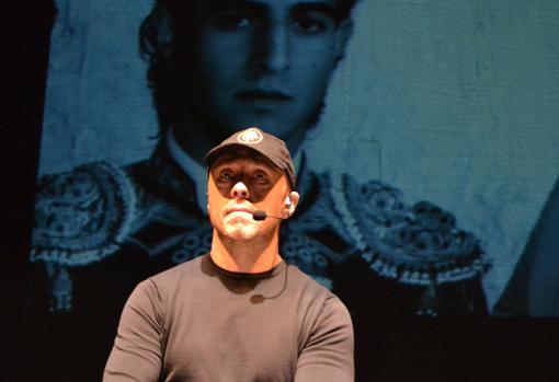 Néstor García, con la imagen de Iván Fandiño de fondo, en el Teatro Bellas Artes