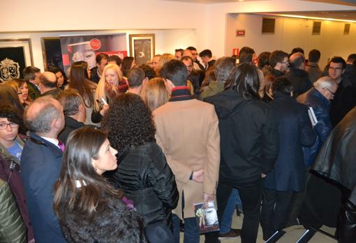 Cientos de personas hicieron cola durante la firma del libro