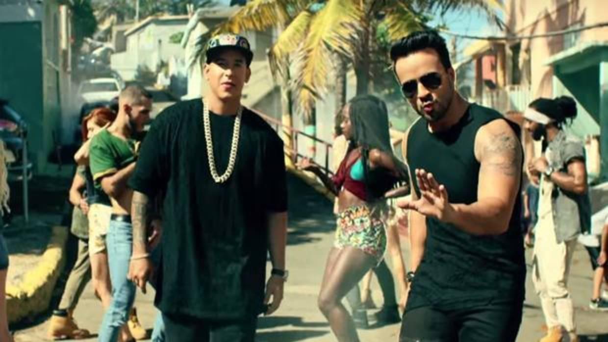 Daddy Yankee y Luis Fonsi en un momento del videoclip «Despacito»