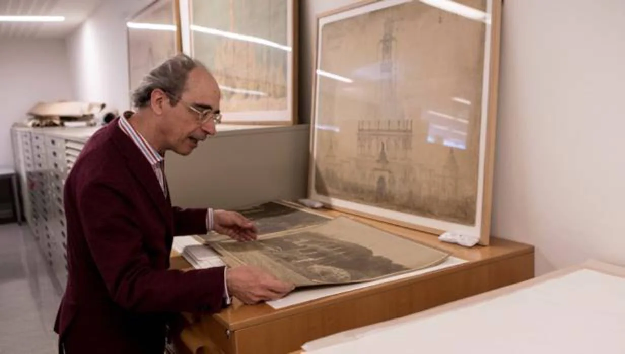 El director de la Cátedra de Gaudí Juan José Lahuerta, observa parte de los más de 100.000 documentos que forma parte del archivo