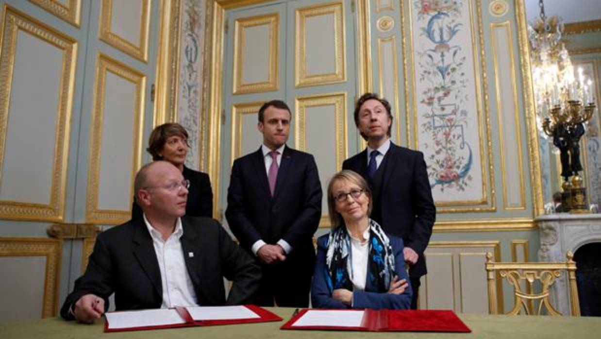 Emmanuel Macron, en el centro, preside la firma del acuerdo para crear una lotería nacional que financie los monumentos amenazados