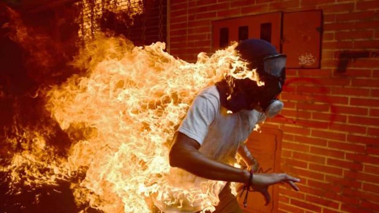 La foto de un joven en llamas nominada al World Press Photo de 2018