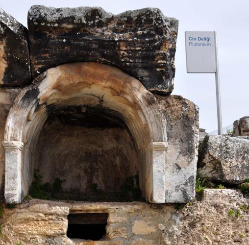 Gruta del Plutonium por la que salen los gases carbónicos que mataban a los animales en los sacrificios